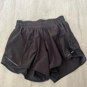 Lululemon Hotty hot Low-Rise Lined Short 4”